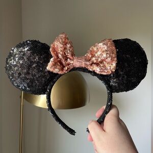 NWOT Sequined Disney Minnie Mouse Ears - Black Ears w/ Rose Gold Bow